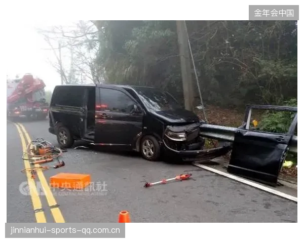 赛车在弯道几乎擦到护栏